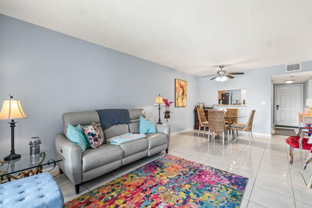 For Sale: $219,900 (1 beds, 1 baths, 717 Square Feet)