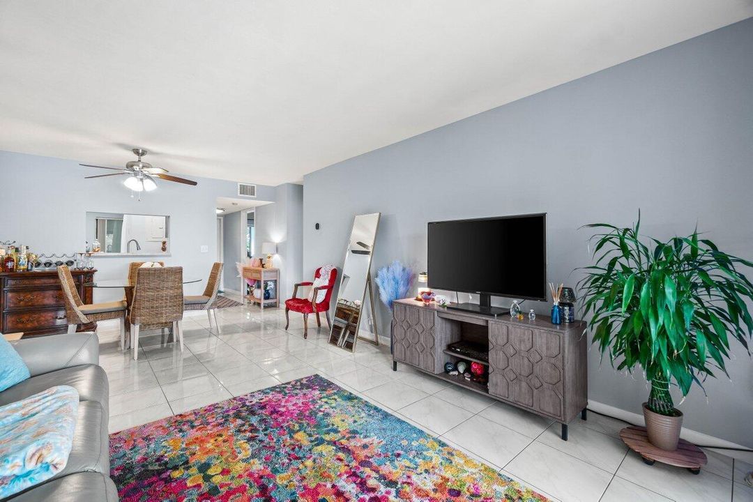 For Sale: $219,900 (1 beds, 1 baths, 717 Square Feet)