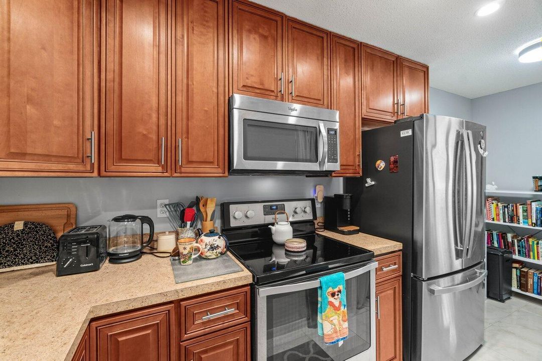 For Sale: $219,900 (1 beds, 1 baths, 717 Square Feet)