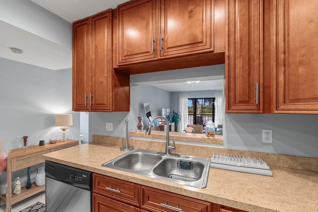 For Sale: $219,900 (1 beds, 1 baths, 717 Square Feet)