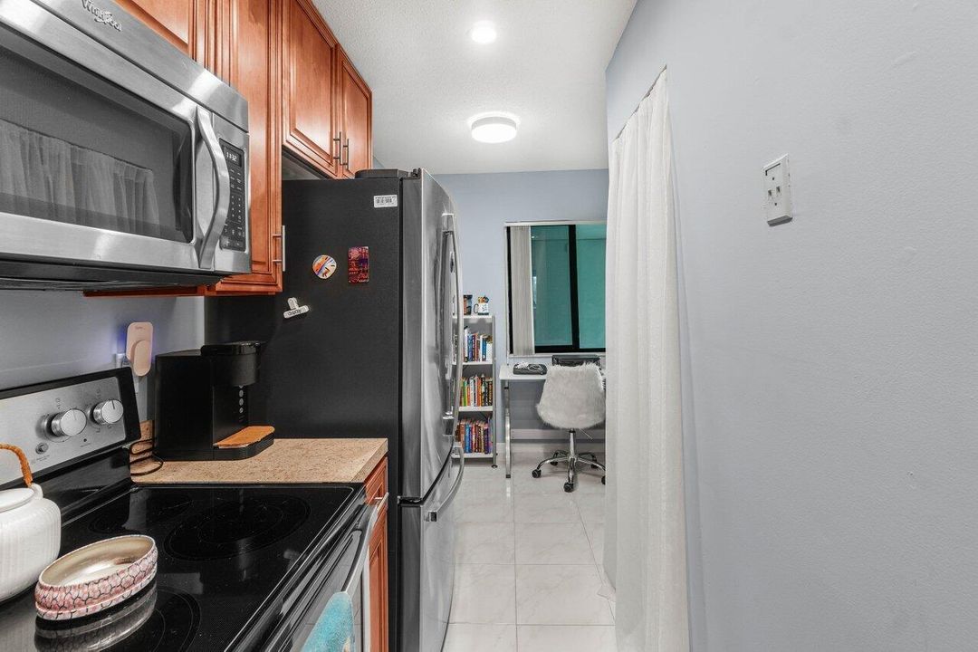 For Sale: $219,900 (1 beds, 1 baths, 717 Square Feet)