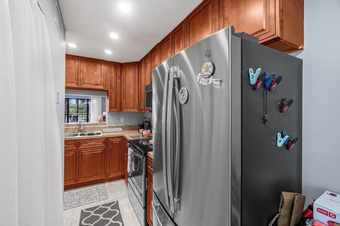 For Sale: $219,900 (1 beds, 1 baths, 717 Square Feet)