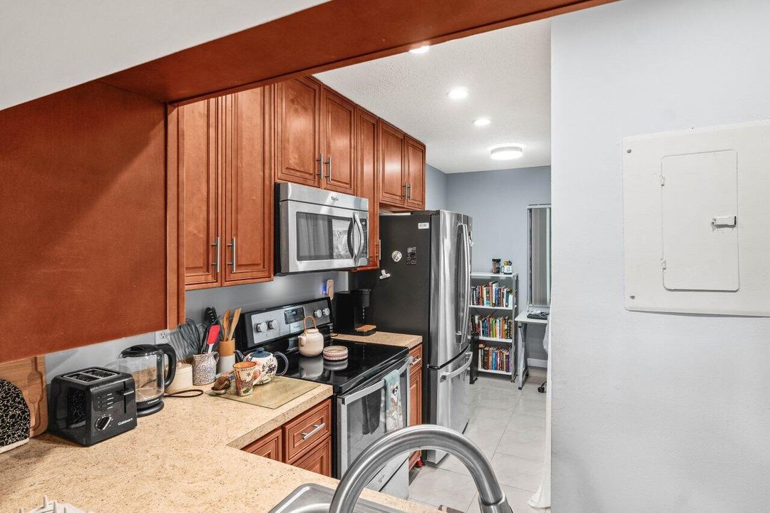 For Sale: $219,900 (1 beds, 1 baths, 717 Square Feet)