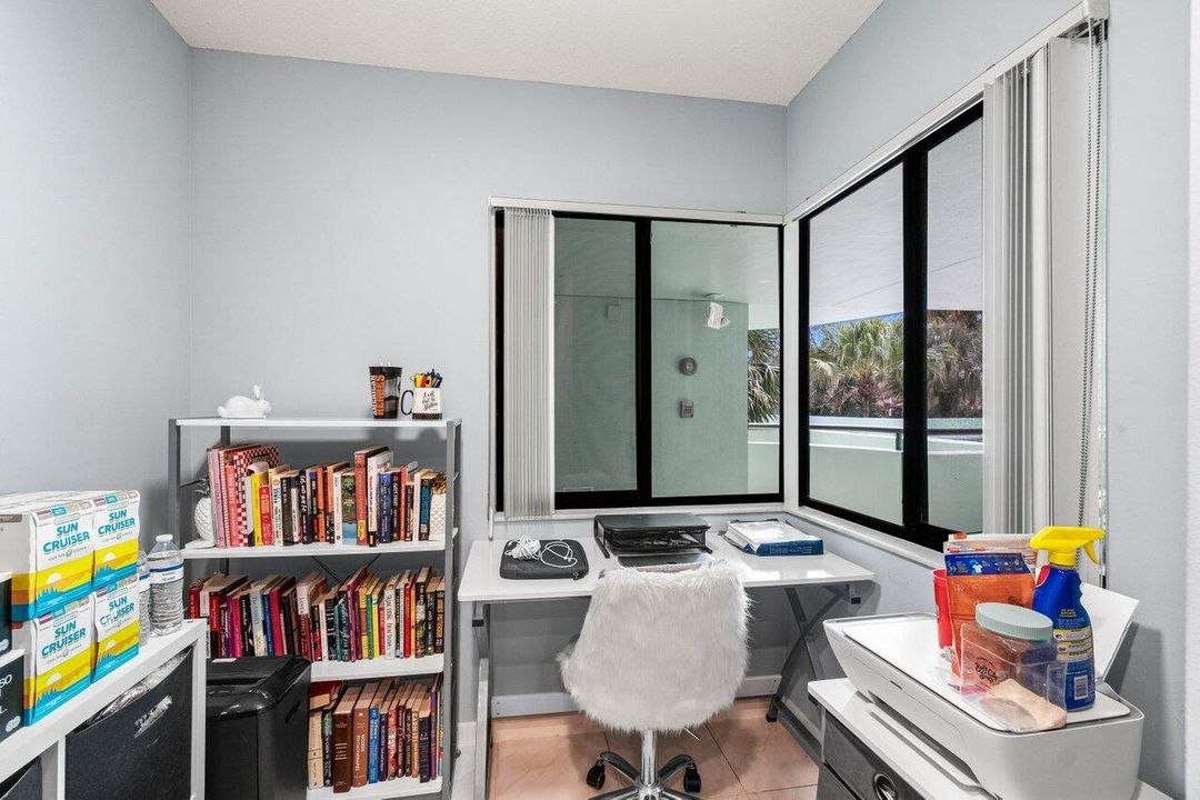 For Sale: $219,900 (1 beds, 1 baths, 717 Square Feet)