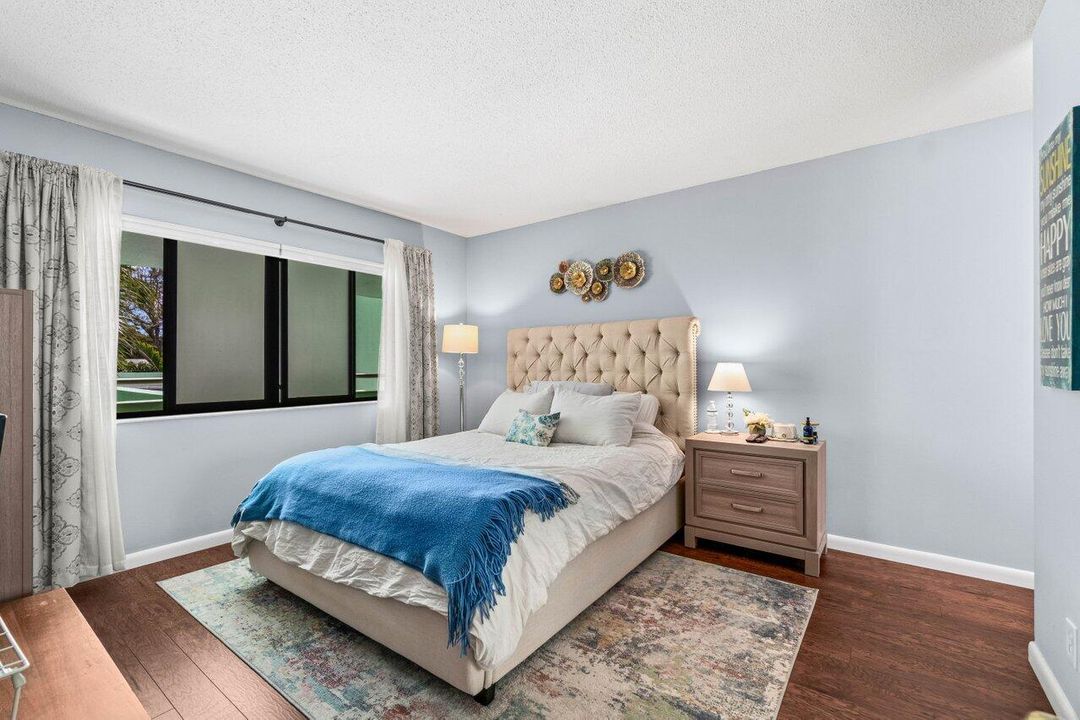 For Sale: $219,900 (1 beds, 1 baths, 717 Square Feet)