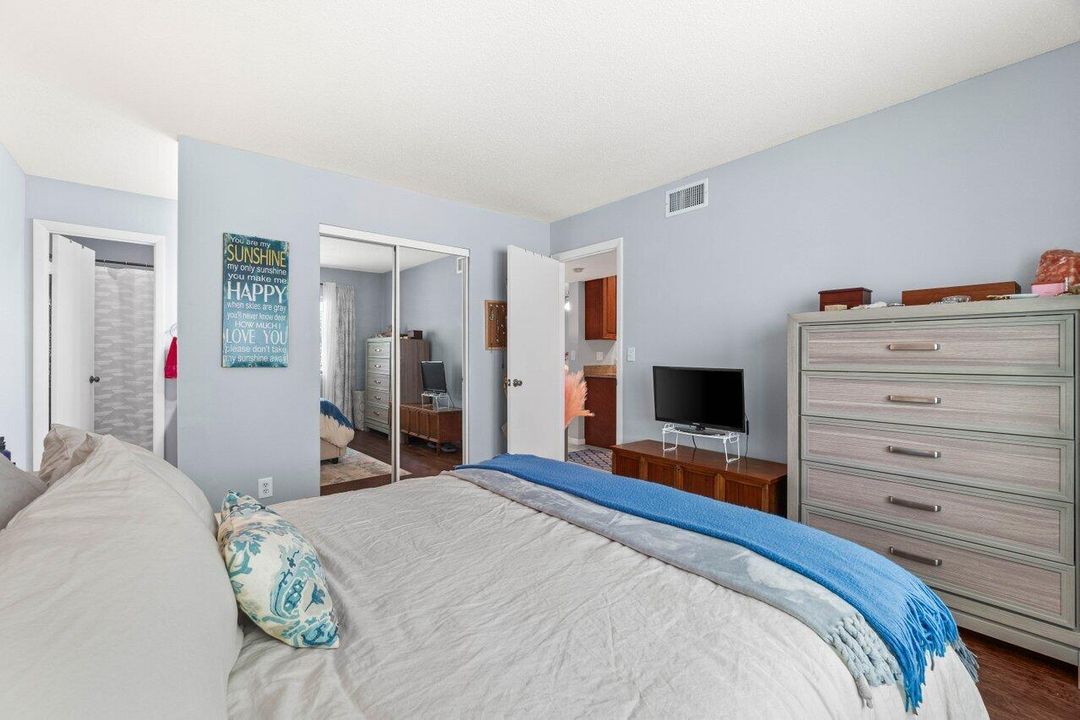 For Sale: $219,900 (1 beds, 1 baths, 717 Square Feet)