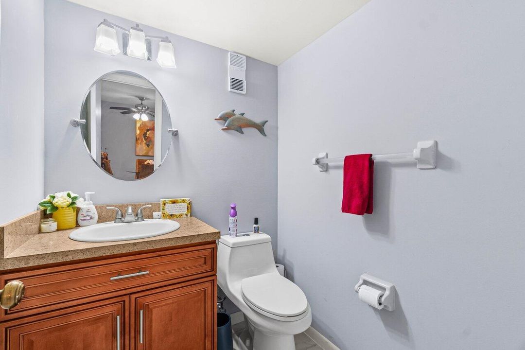 For Sale: $219,900 (1 beds, 1 baths, 717 Square Feet)