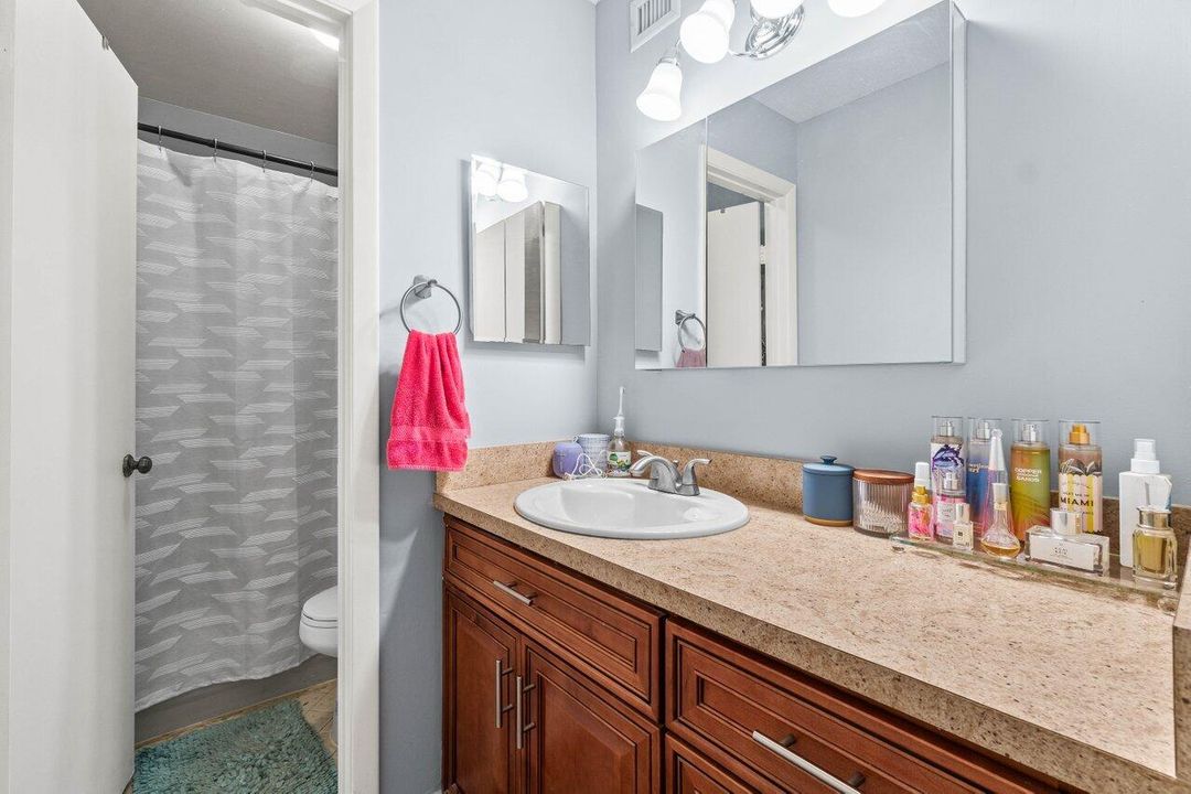 For Sale: $219,900 (1 beds, 1 baths, 717 Square Feet)