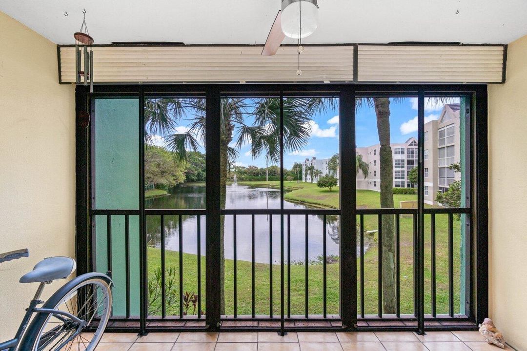 For Sale: $219,900 (1 beds, 1 baths, 717 Square Feet)