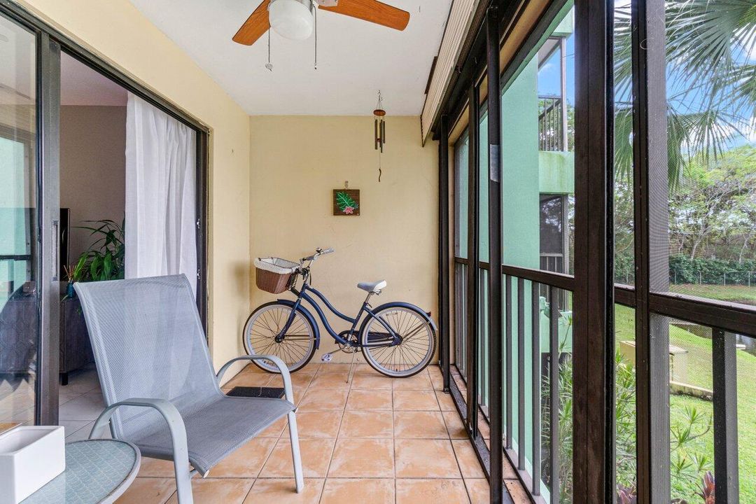 For Sale: $219,900 (1 beds, 1 baths, 717 Square Feet)