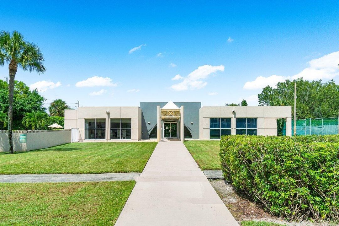 For Sale: $219,900 (1 beds, 1 baths, 717 Square Feet)