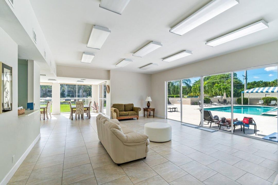 For Sale: $219,900 (1 beds, 1 baths, 717 Square Feet)