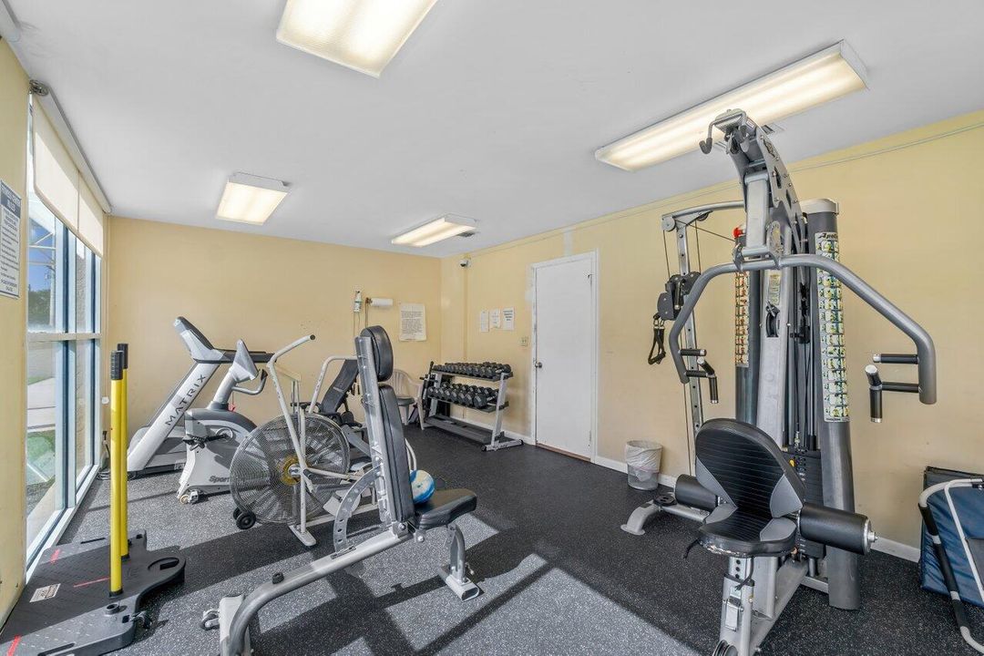 For Sale: $219,900 (1 beds, 1 baths, 717 Square Feet)