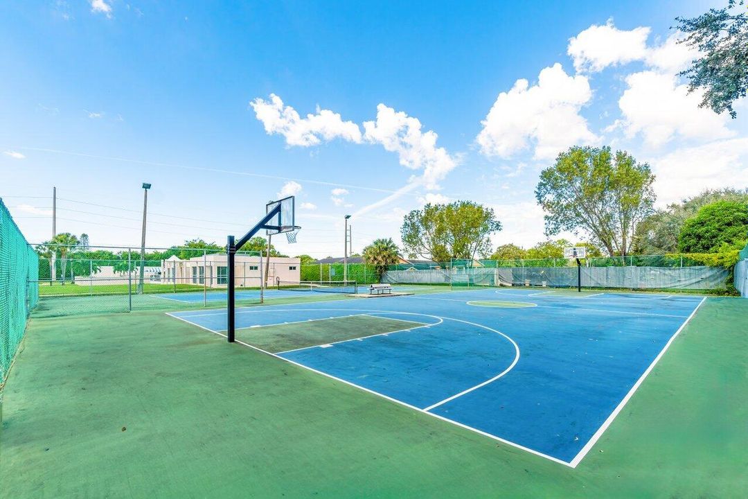 For Sale: $219,900 (1 beds, 1 baths, 717 Square Feet)