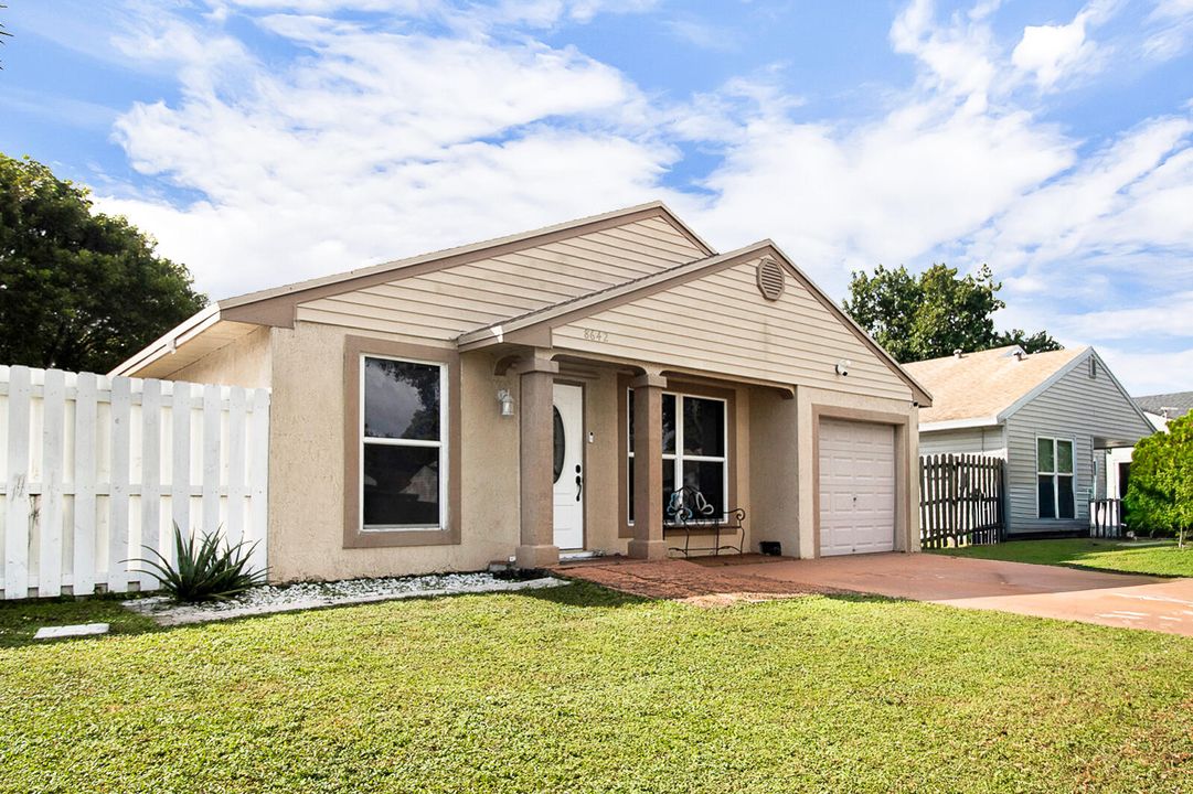 合同活跃: $414,900 (3 贝兹, 2 浴室, 1103 平方英尺)