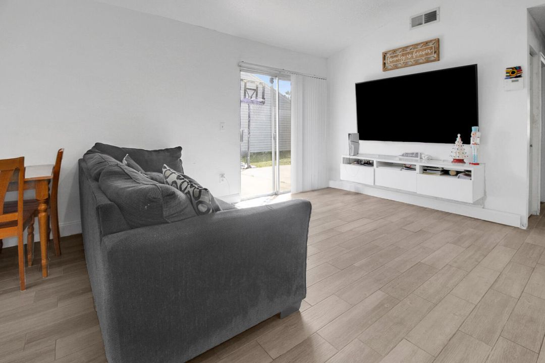 合同活跃: $414,900 (3 贝兹, 2 浴室, 1103 平方英尺)