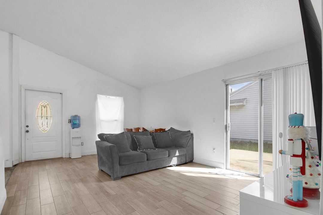 合同活跃: $414,900 (3 贝兹, 2 浴室, 1103 平方英尺)