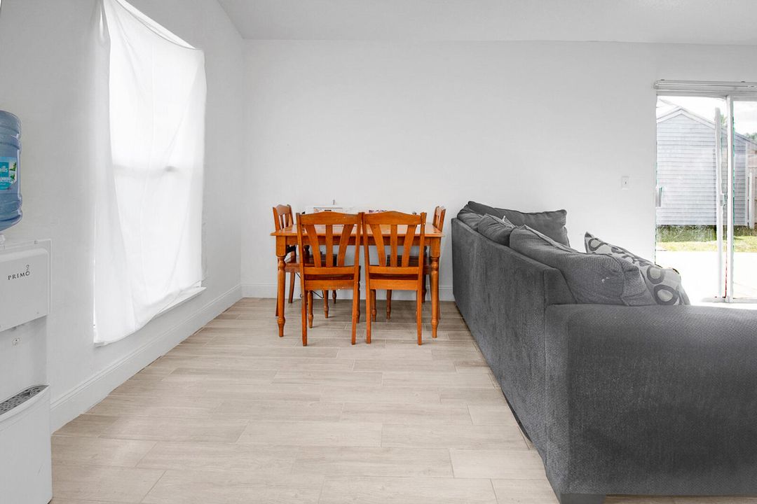 合同活跃: $414,900 (3 贝兹, 2 浴室, 1103 平方英尺)