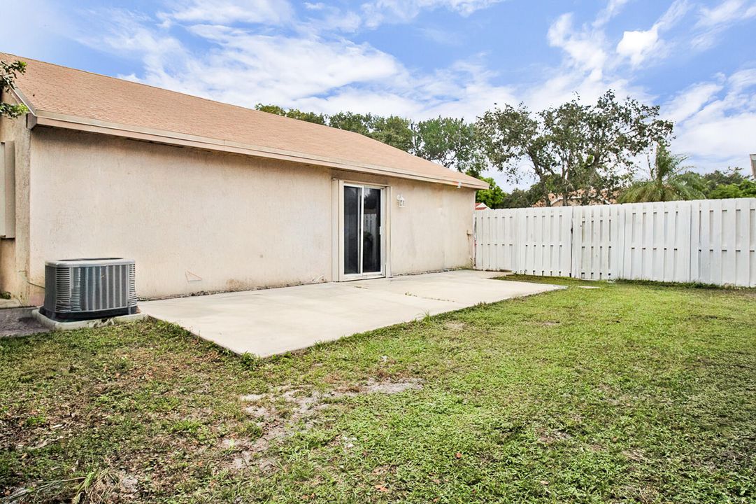 合同活跃: $414,900 (3 贝兹, 2 浴室, 1103 平方英尺)