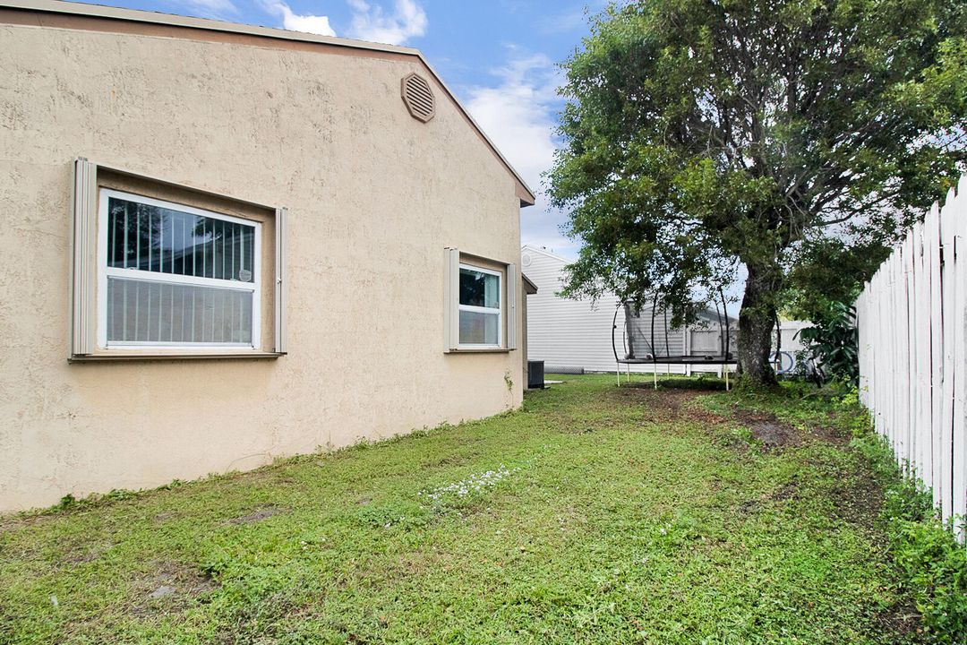 合同活跃: $414,900 (3 贝兹, 2 浴室, 1103 平方英尺)