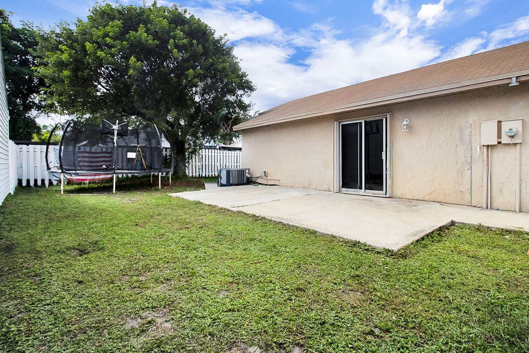 合同活跃: $414,900 (3 贝兹, 2 浴室, 1103 平方英尺)