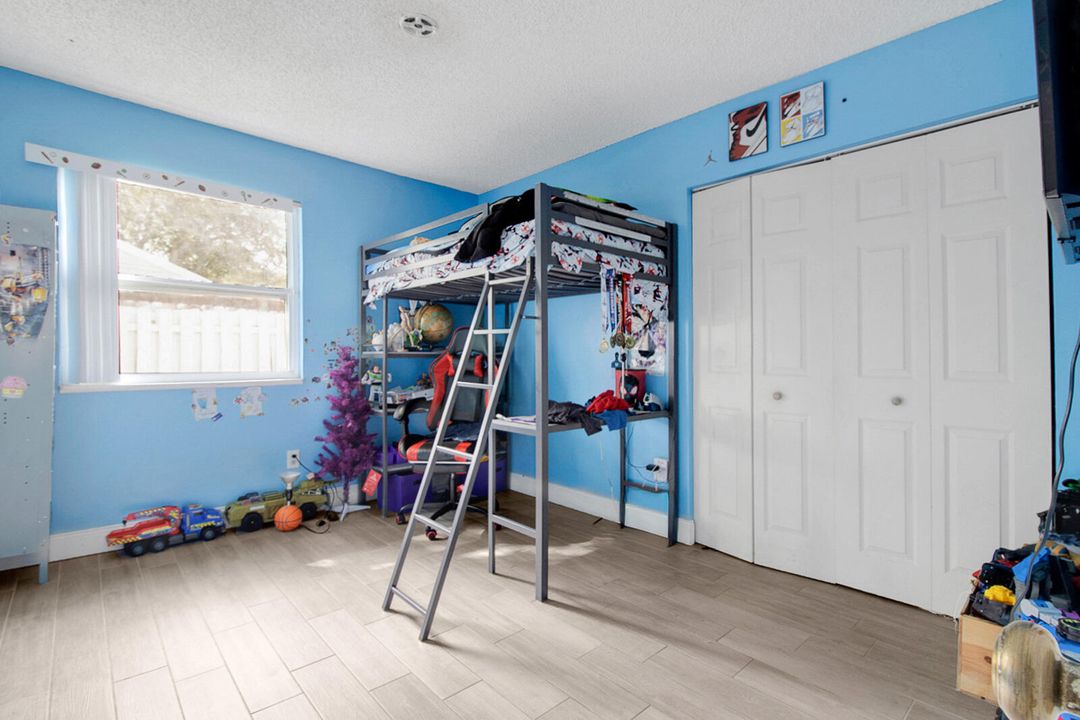 合同活跃: $414,900 (3 贝兹, 2 浴室, 1103 平方英尺)