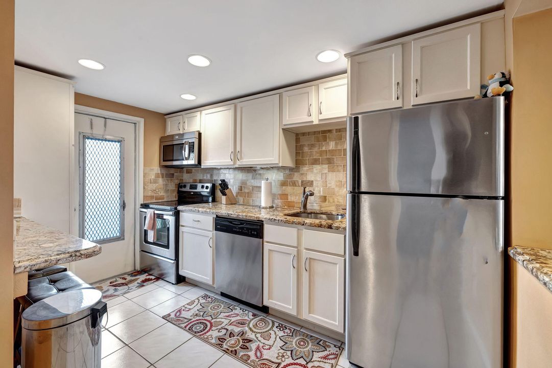 For Rent: $2,950 (2 beds, 2 baths, 1080 Square Feet)