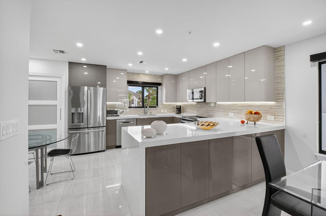 For Sale: $669,000 (2 beds, 2 baths, 1728 Square Feet)