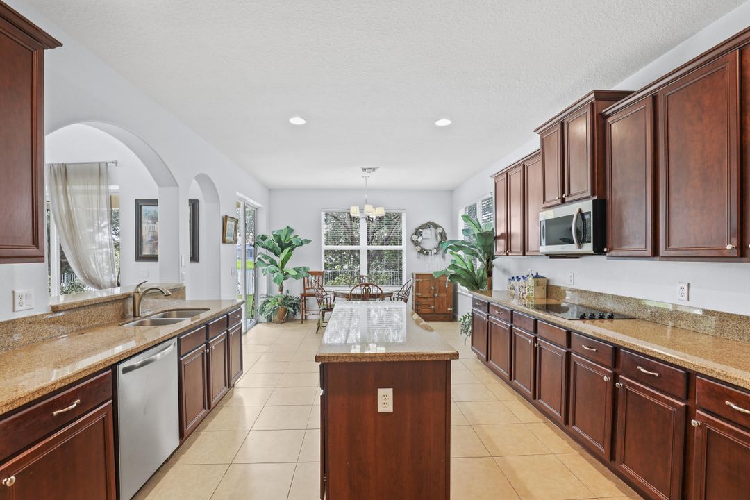 待售: $835,000 (6 贝兹, 4 浴室, 4363 平方英尺)