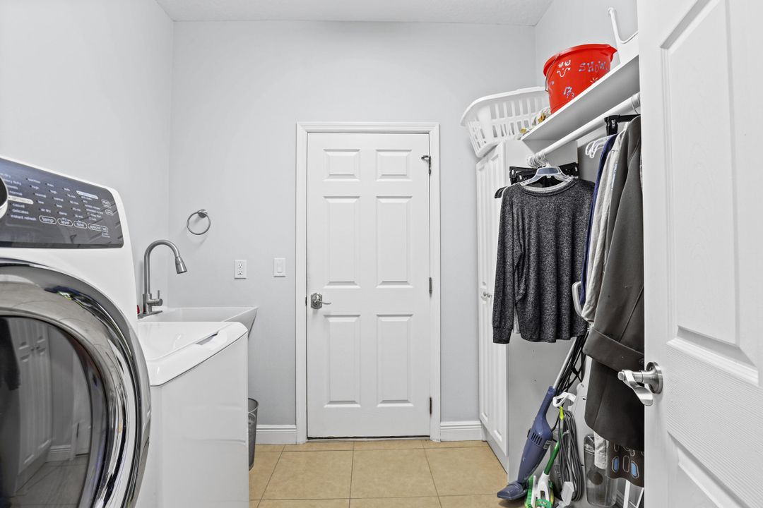 待售: $835,000 (6 贝兹, 4 浴室, 4363 平方英尺)