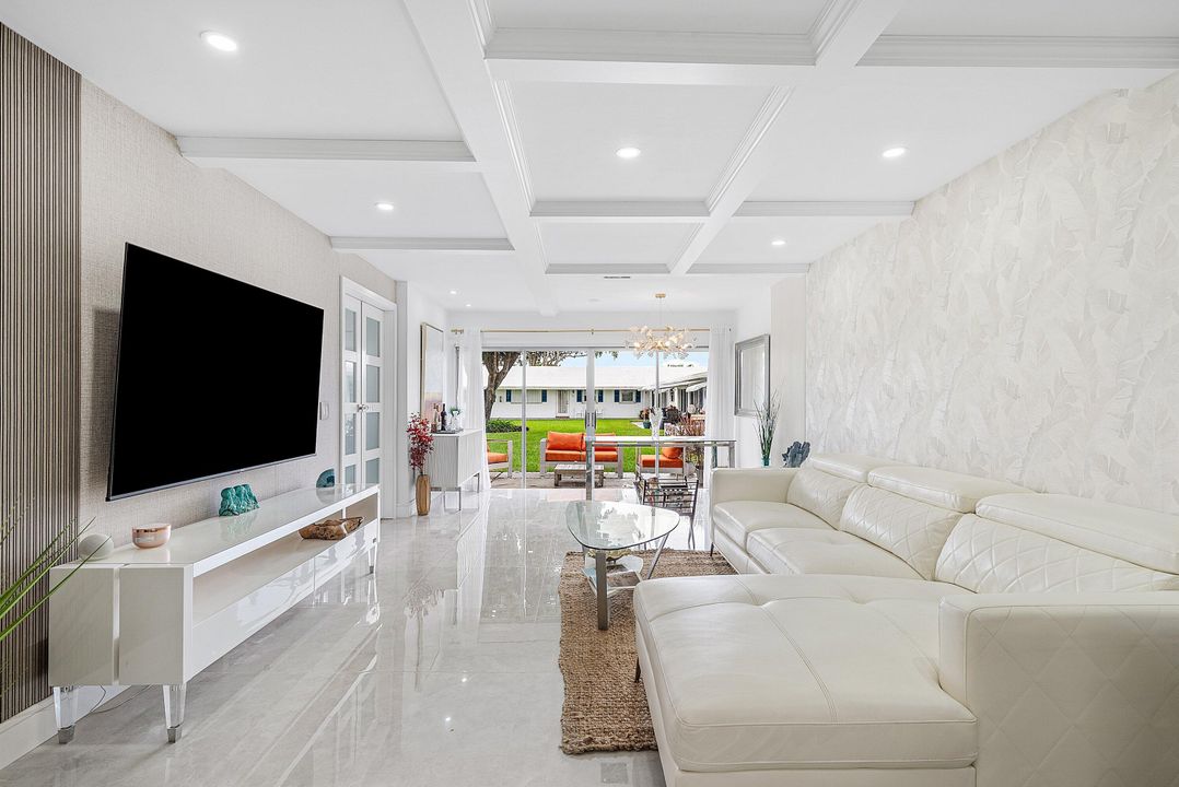 For Sale: $290,000 (2 beds, 2 baths, 901 Square Feet)