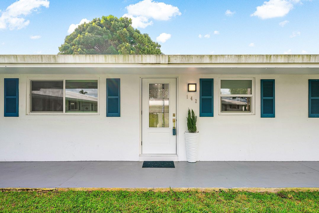 For Sale: $290,000 (2 beds, 2 baths, 901 Square Feet)