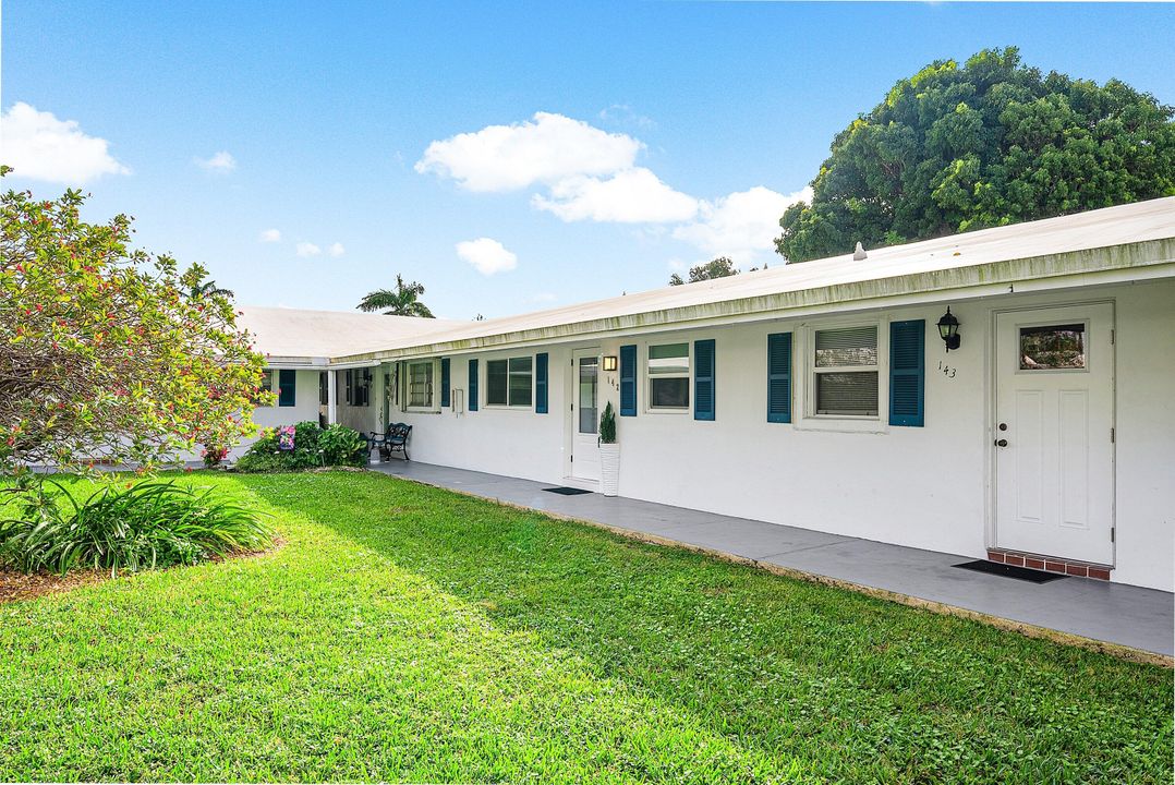 For Sale: $290,000 (2 beds, 2 baths, 901 Square Feet)