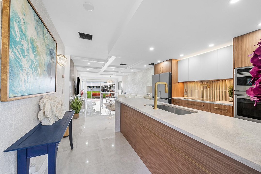 For Sale: $290,000 (2 beds, 2 baths, 901 Square Feet)