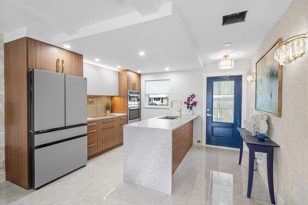 For Sale: $290,000 (2 beds, 2 baths, 901 Square Feet)