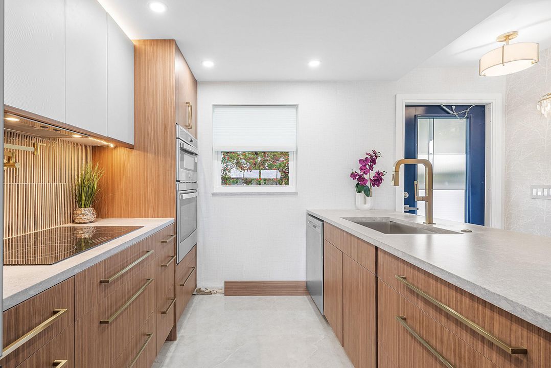 For Sale: $290,000 (2 beds, 2 baths, 901 Square Feet)