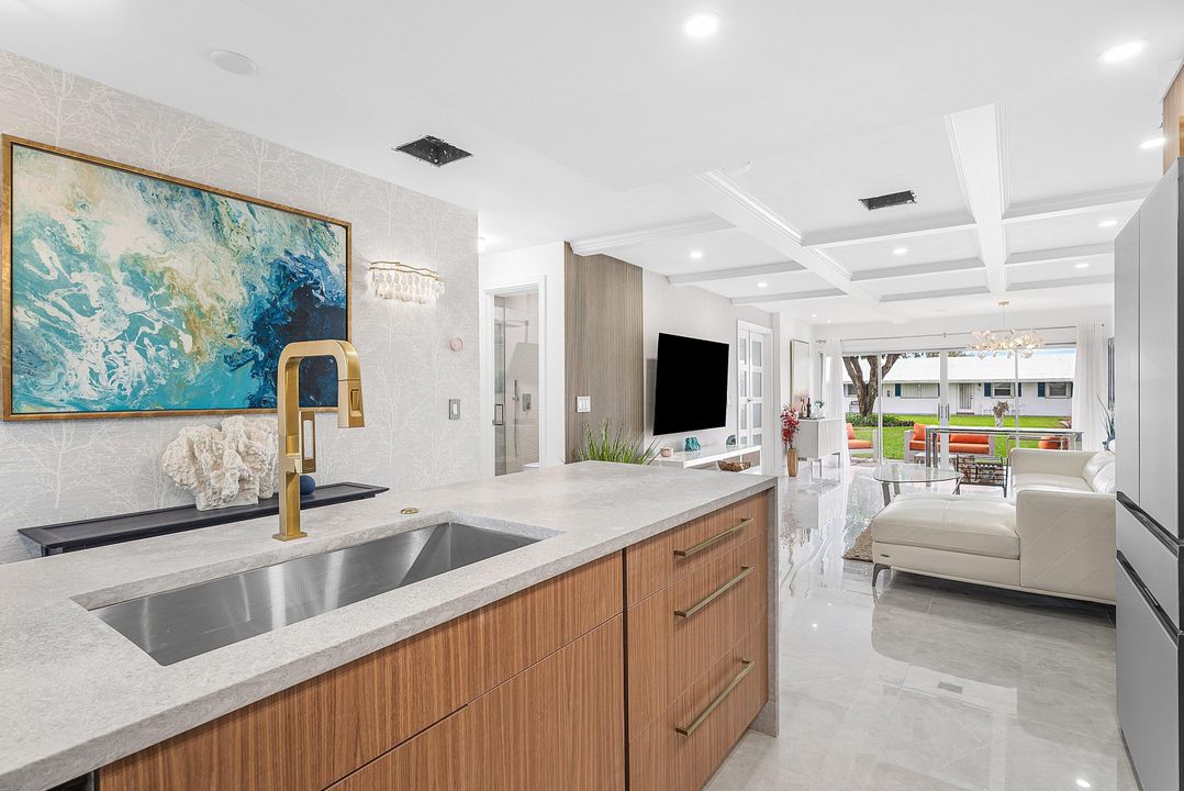 For Sale: $290,000 (2 beds, 2 baths, 901 Square Feet)