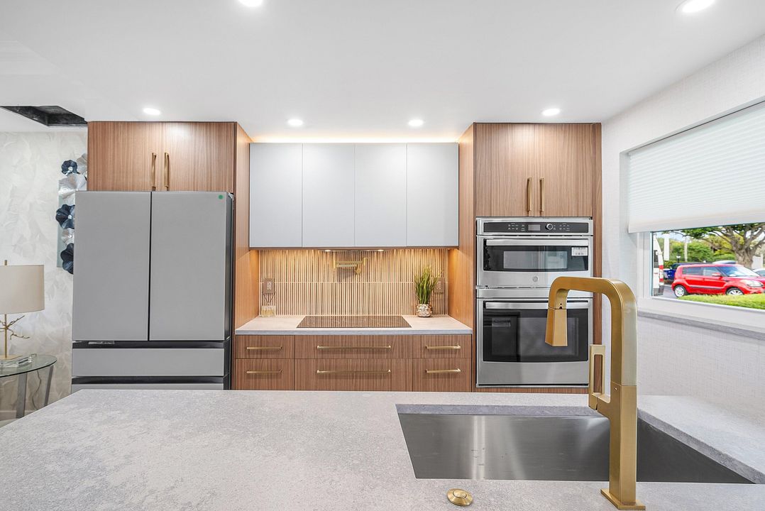 For Sale: $290,000 (2 beds, 2 baths, 901 Square Feet)