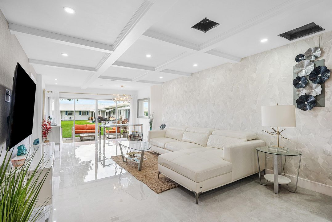 For Sale: $290,000 (2 beds, 2 baths, 901 Square Feet)