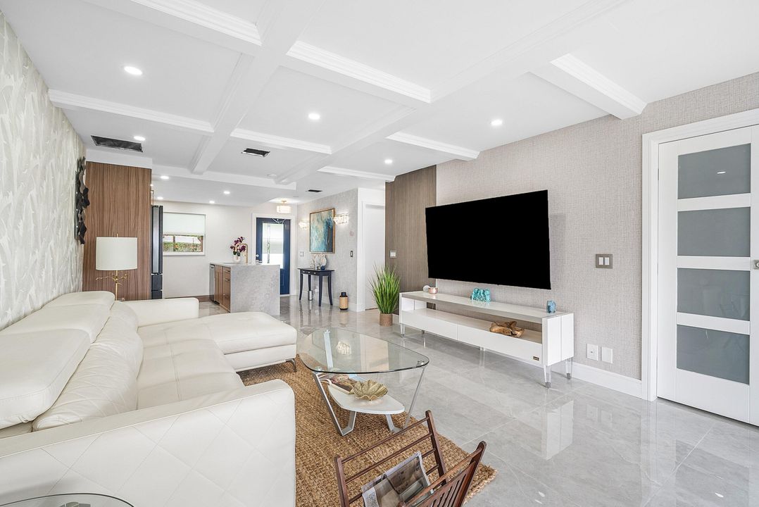 For Sale: $290,000 (2 beds, 2 baths, 901 Square Feet)