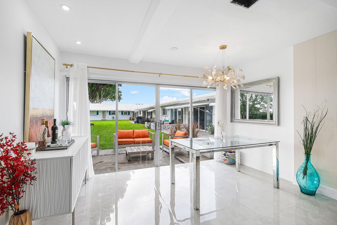 For Sale: $290,000 (2 beds, 2 baths, 901 Square Feet)