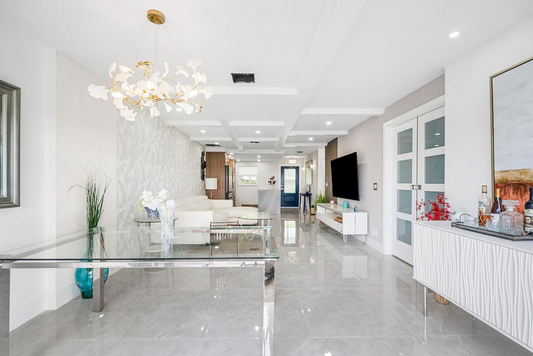 For Sale: $290,000 (2 beds, 2 baths, 901 Square Feet)