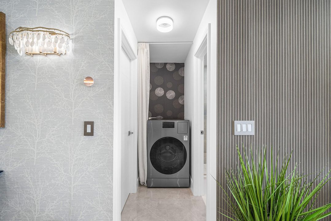 For Sale: $290,000 (2 beds, 2 baths, 901 Square Feet)