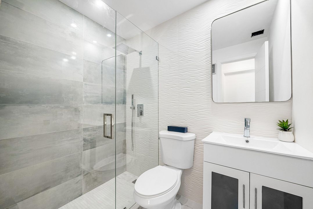 For Sale: $290,000 (2 beds, 2 baths, 901 Square Feet)