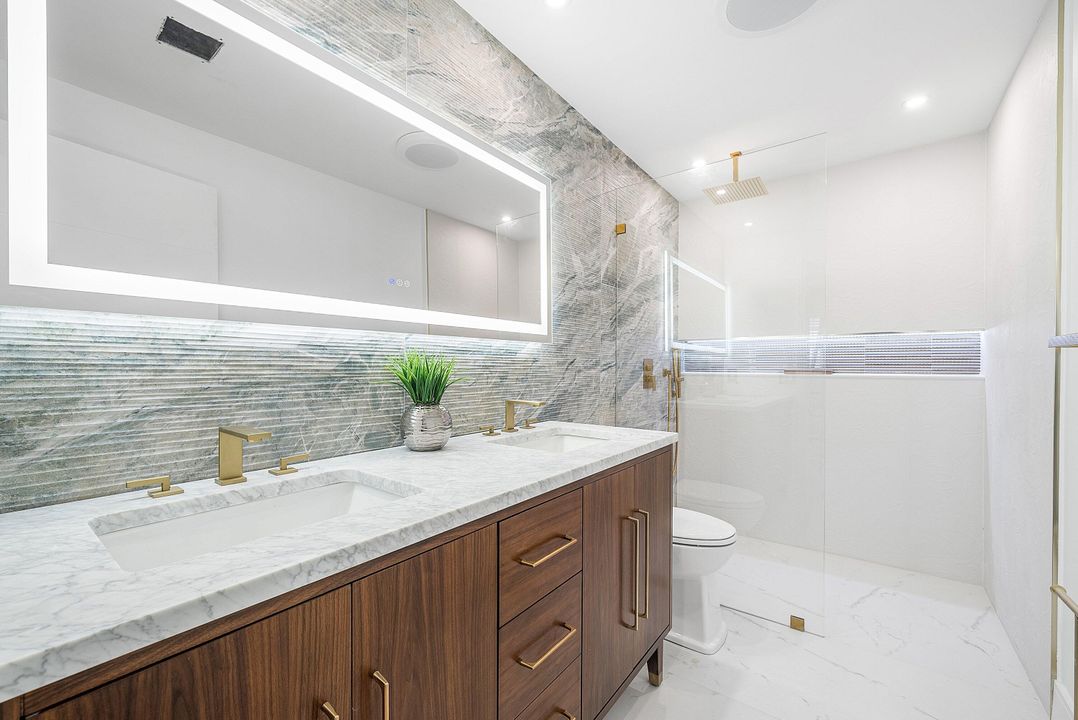 For Sale: $290,000 (2 beds, 2 baths, 901 Square Feet)