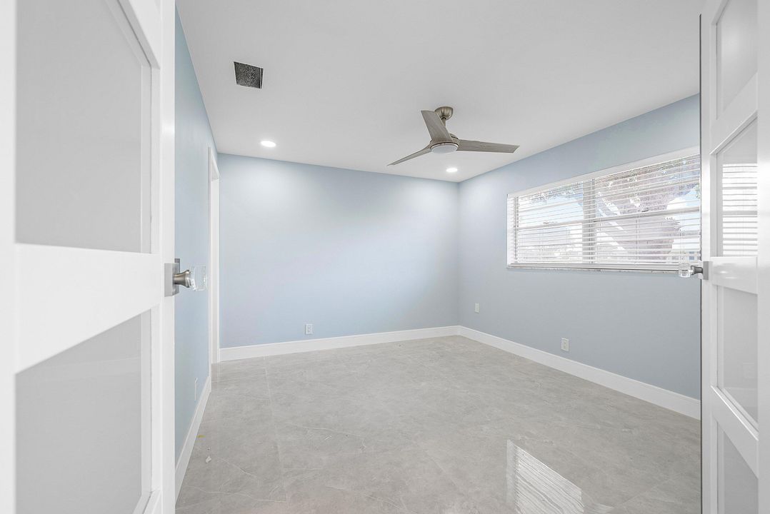 For Sale: $290,000 (2 beds, 2 baths, 901 Square Feet)