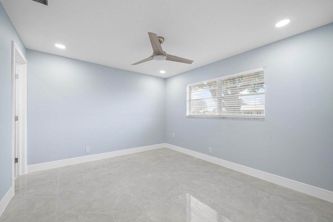 For Sale: $290,000 (2 beds, 2 baths, 901 Square Feet)