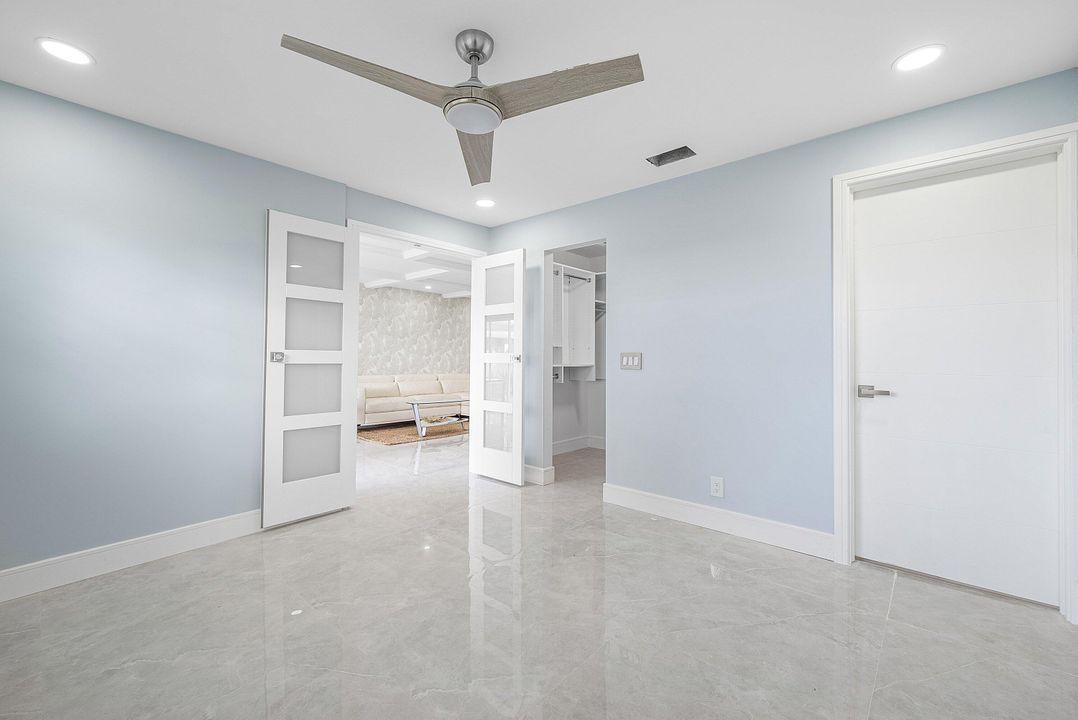 For Sale: $290,000 (2 beds, 2 baths, 901 Square Feet)