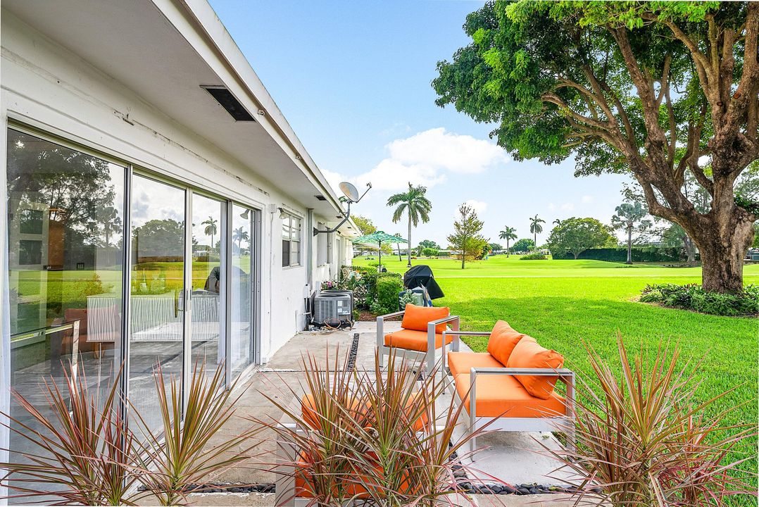 For Sale: $290,000 (2 beds, 2 baths, 901 Square Feet)