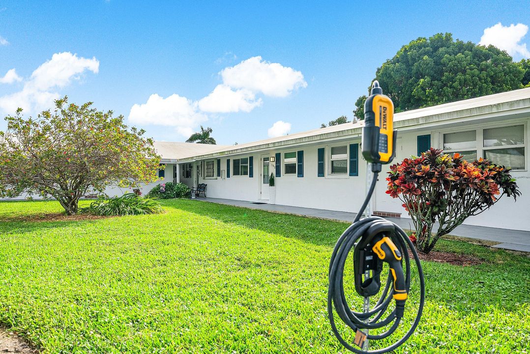 For Sale: $290,000 (2 beds, 2 baths, 901 Square Feet)